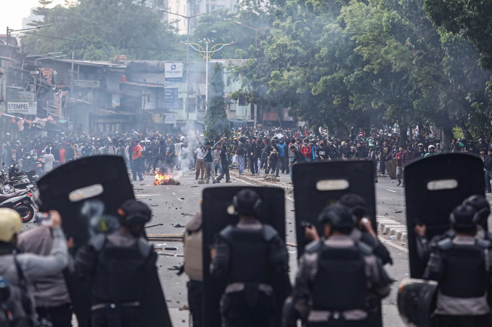 RUSUH: Demo 25 Agustus di kawasan gedung DPR rusuh, massa bentrok dengan petugas. Polisi menghalau massa dengan menyemprotkan air dan menembakkan gas air mata.