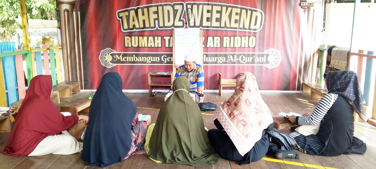 MENGAJI: Ali Ridho saat mengajar mengaji di Rumah Tahfiz Baity Al Hikmah.