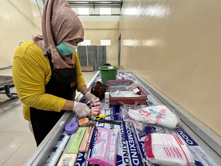 PERSIAPAN BEKERJA: Wardah (48) sedang menyiapkan peralatan rias jenazahnya.