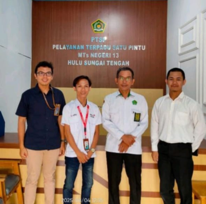 LAYANAN: Telkom dan MTsN 13 HST raih kesempatan layanan Indibiz.