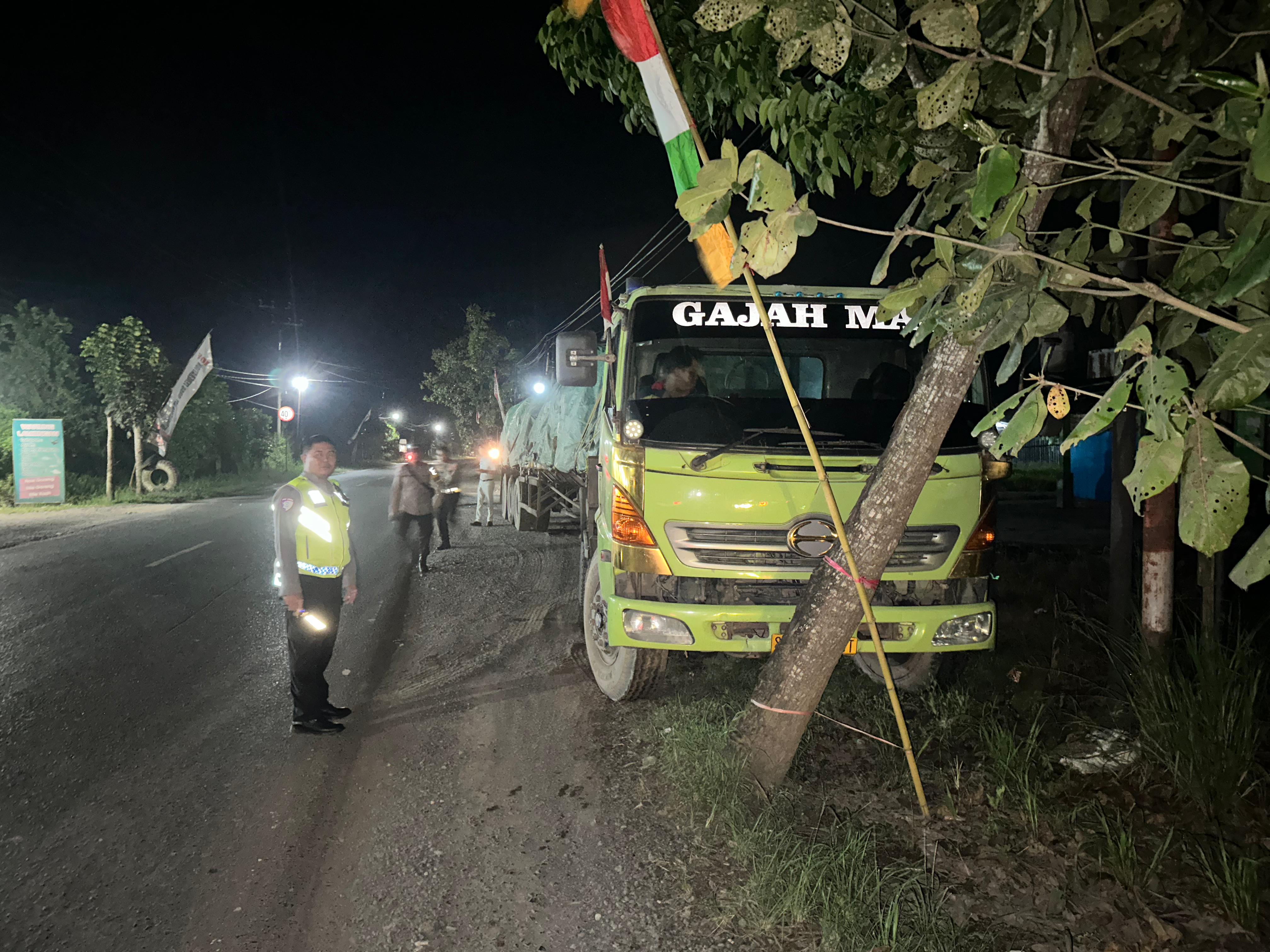 OLAH TKP : Personil Satlantas Polres Tala melakukan olah TKP laka maut di Desa Tambang Ulang pada Rabu (27/8/2025). (Foto : Satlantas Polres Tala untuk Radar Banjarmasin)