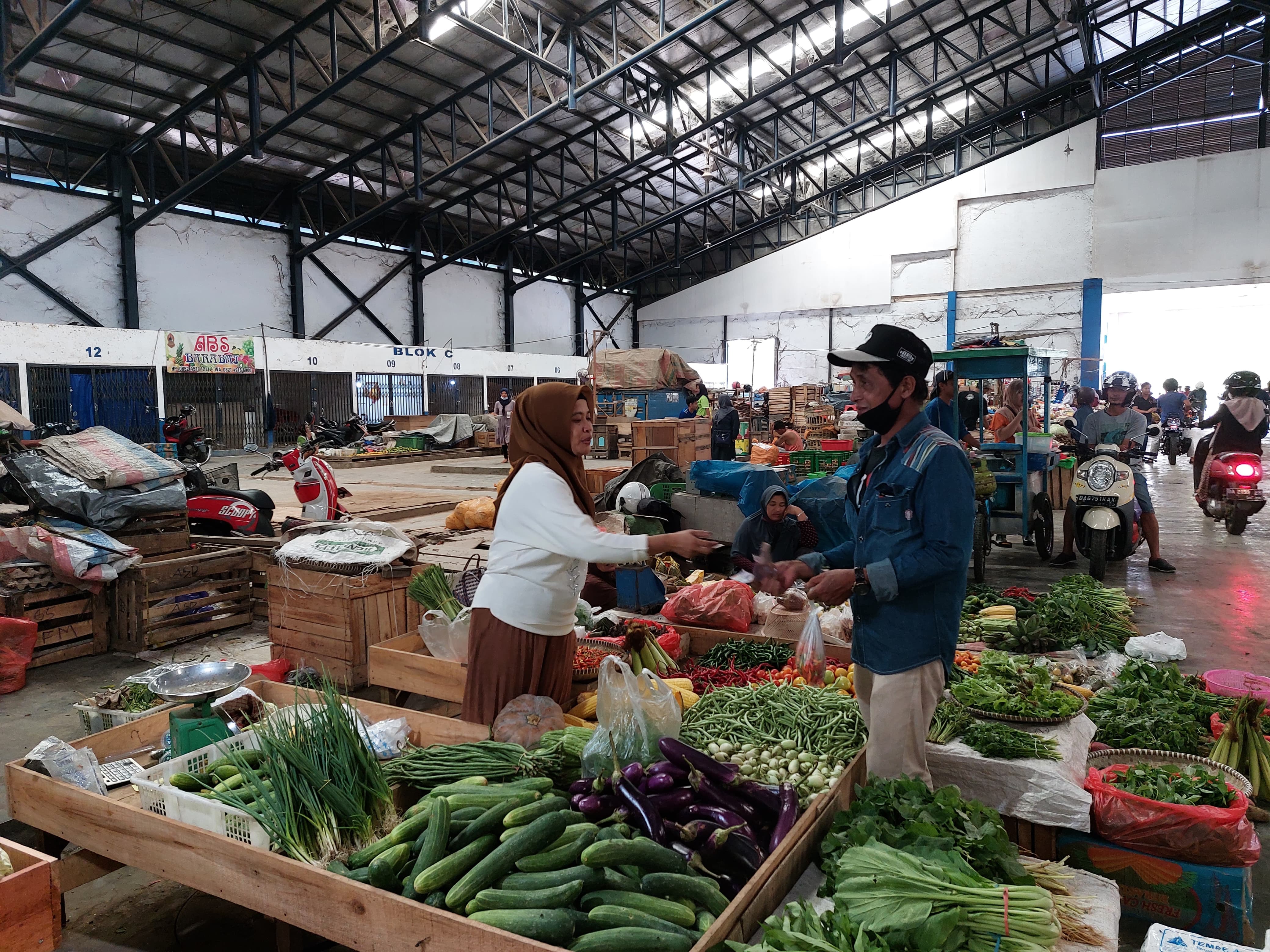 CEK PASAR: Harga bahan pokok di pasar tradisional terpantau stabil. (Foto: Jamaluddin/Radar Banjarmasin).