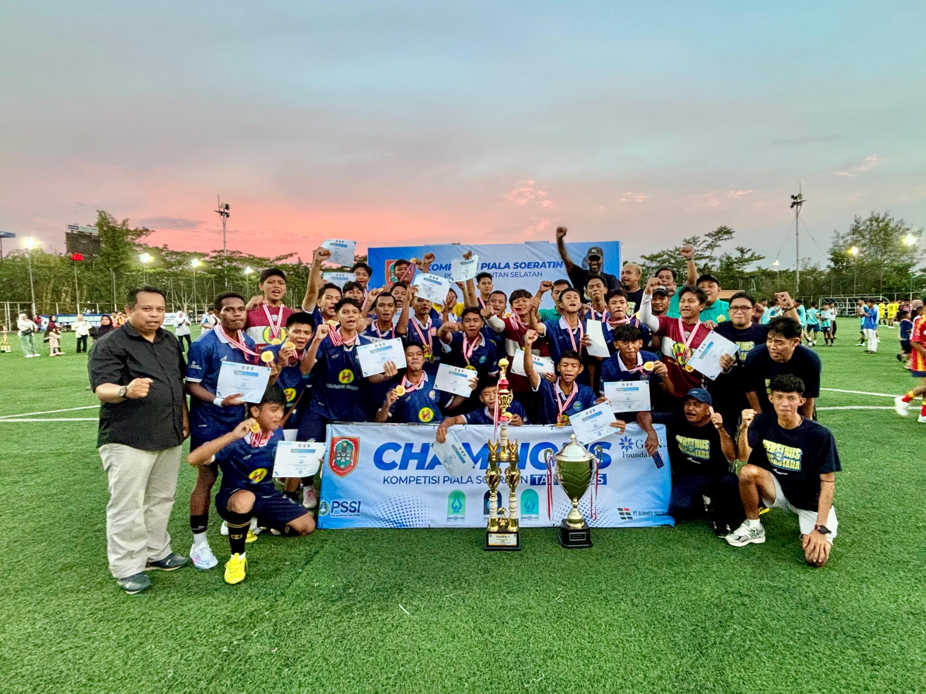 Persenus Wasaka U-17 merayakan gelar juara Piala Soeratin Kalsel 2025 usai mengalahkan Gasib Barabai 6-0 di partai final. (M Idris Jian Sidik)