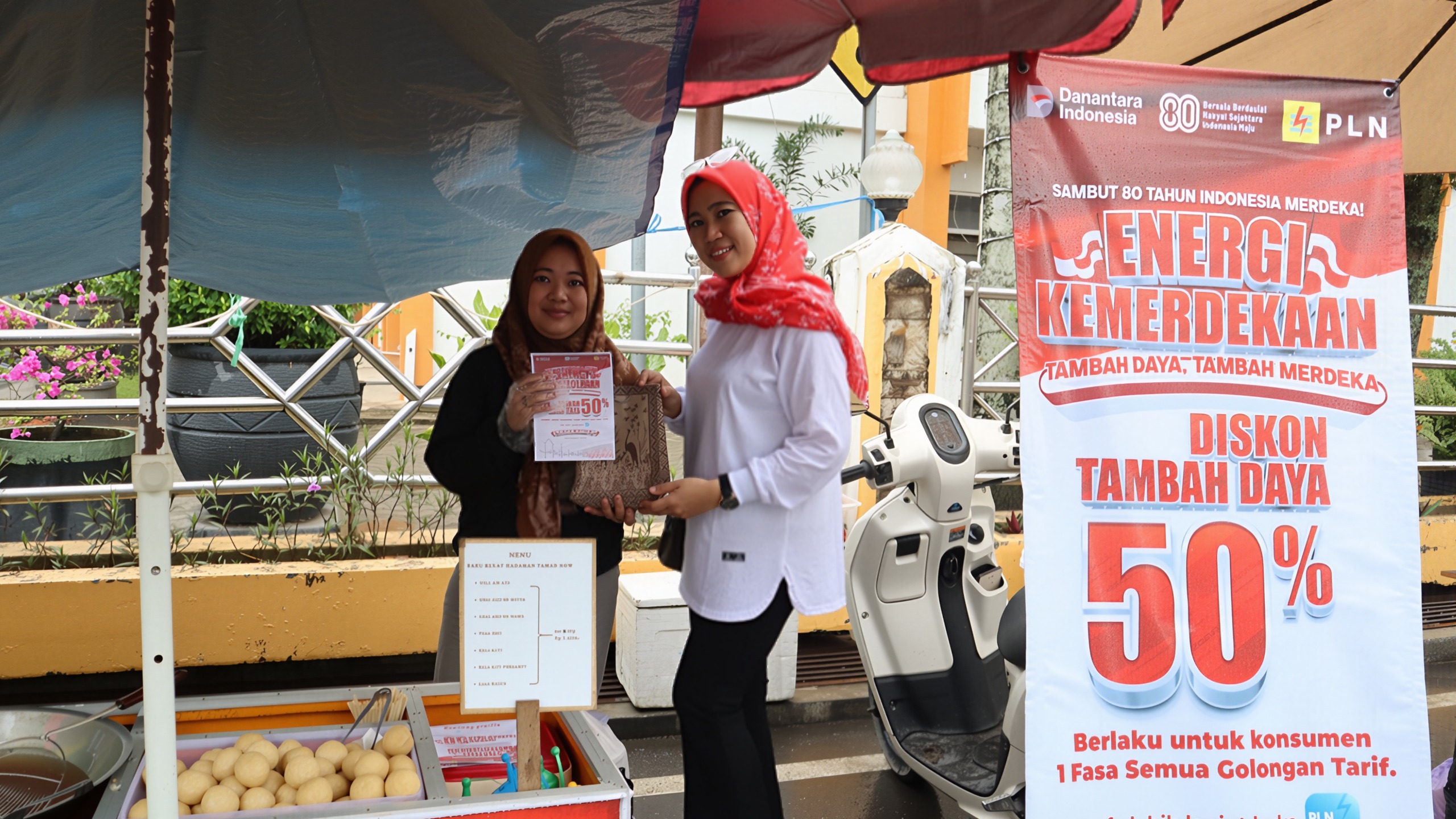 SENANG:Milnasari (kiri), salah satu pelanggan PLN mengatakan sekarang pemakaian listrik di rumah jadi lebih lancar dan tidak khawatir padam karena kelebihan beban.