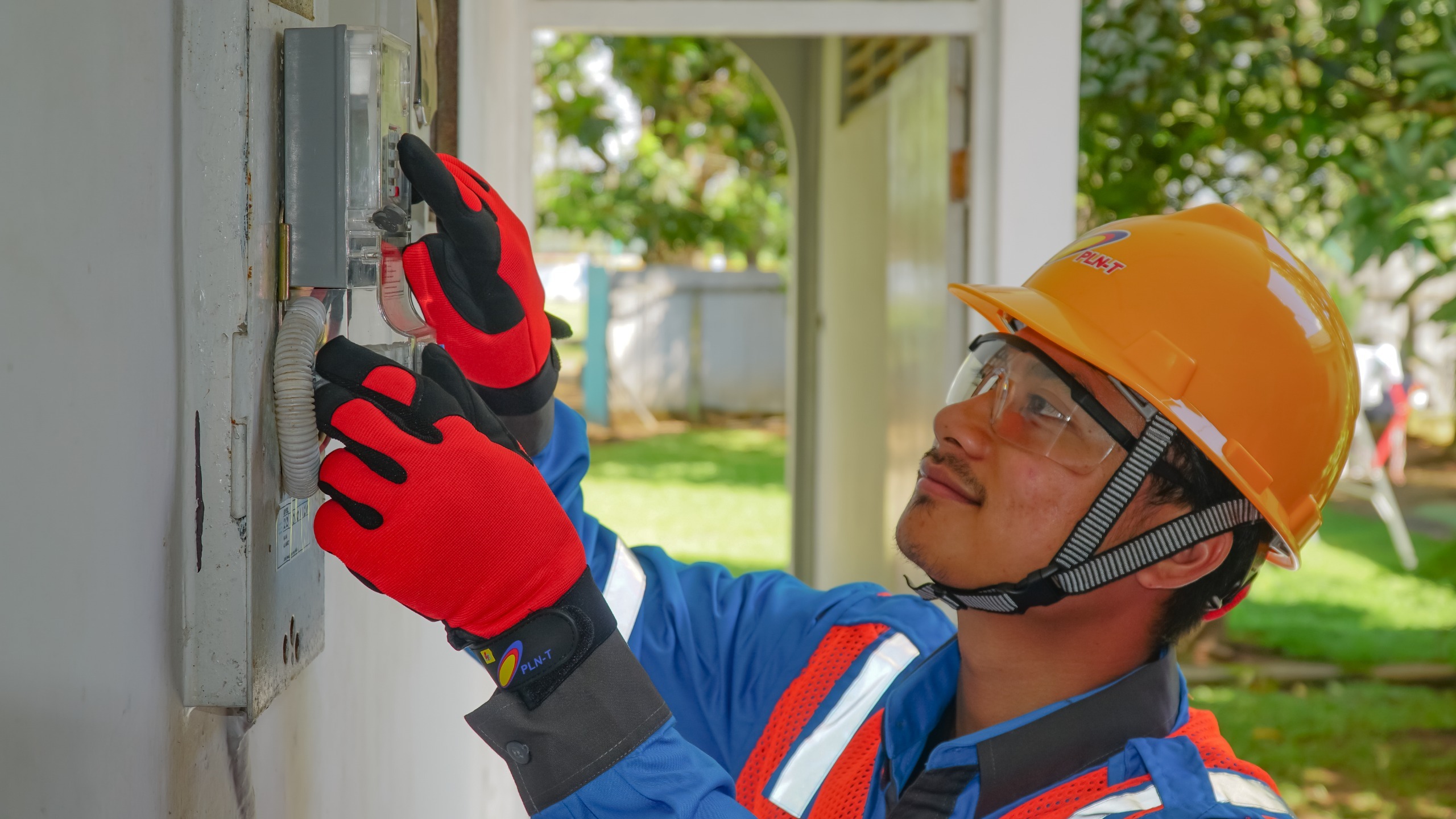 KAPASITAS BESAR:Petugas PLN melakukan penggantian MCB di rumah pelanggan yang mengikuti program Promo Tambah Daya Kemerdekaan.