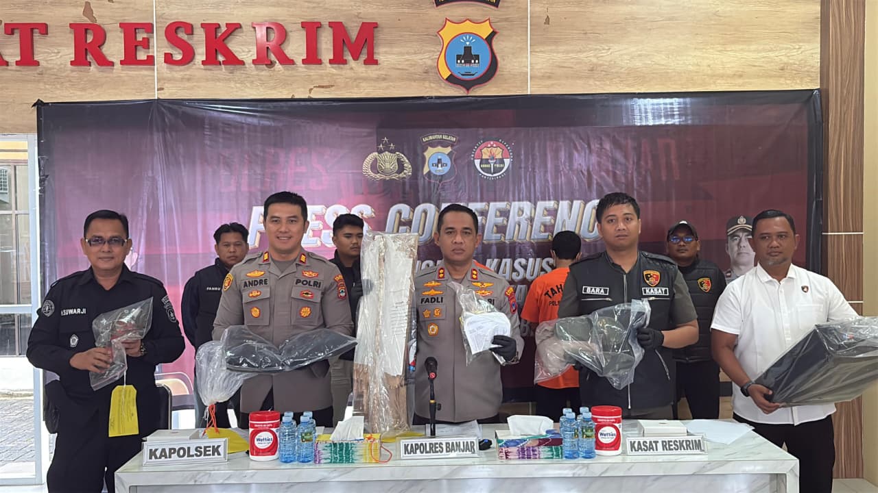 Polisi menunjukan barang bukti hasil pembobolan koperasi MAN 3 Banjar dan Alfamart Gambut dalam konferensi pers di Aula SAR Polres Banjar.