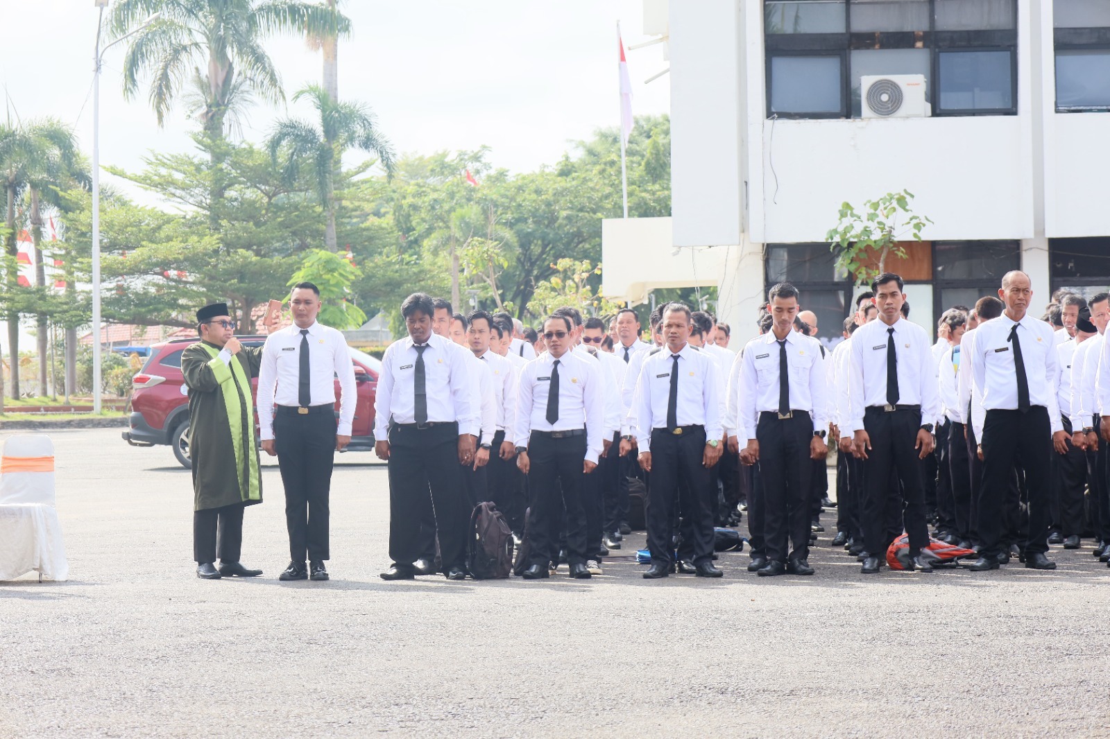 DISUMPAH:Ratusan PPK resmi dilantik setelah menerima surat keputusan (SK) pengangkatan dari Bupati Barito Kuala H. Bahrul Ilmi.