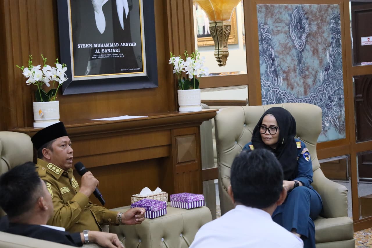 DISKUSI:Bupati Batola H Bahrul Ilmi bersama Kepala Distrik Navigasi Kelas II Banjarmasin Hendaviny, berbincang membahas rencana kerjasama.