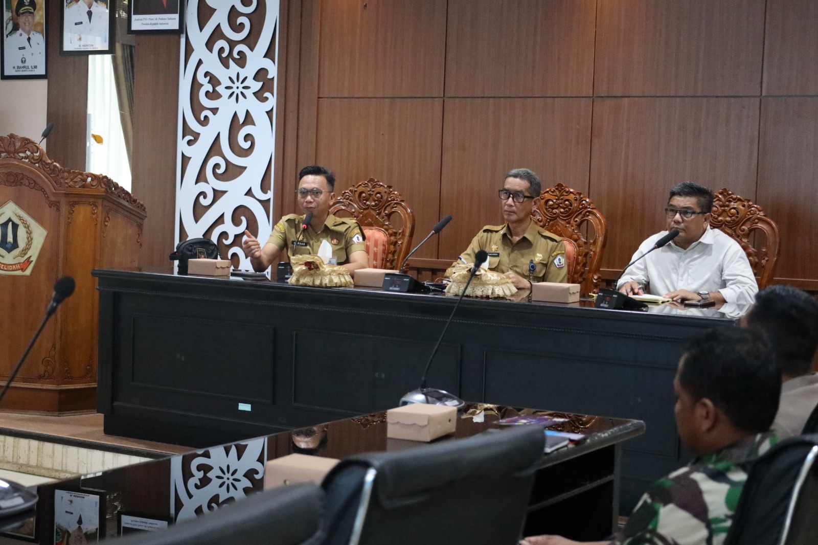 RAKOR:Kadis Kominfo Hery Sasmita bersama Asisten Administrasi Umum Sekretariat Daerah Batola, Fuad Syekh, memaparkan tentang penggunaan layanan 112 untuk memudahkan masyarakat Batola dalam hal pelapor