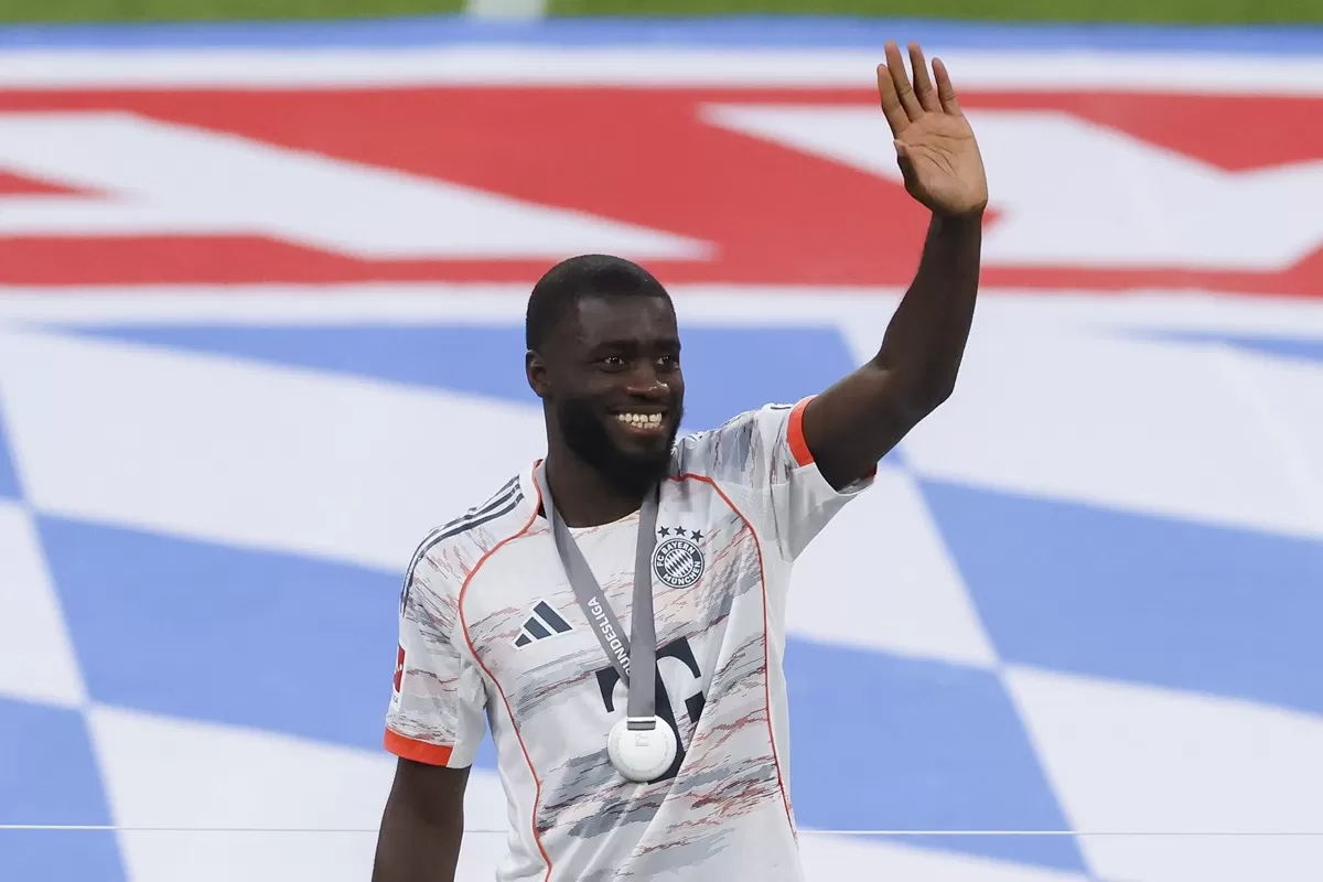 PERAYAAN: Dayot Upamecano dalam perayaan gelar juara Bundesliga milik Bayern Munchen musim ini.
