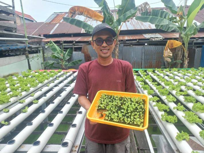 OTODIDAK: Akhmad Fujyantoni alias Eboy (36) sudah berkebun hidroponik sejak tahun 2019.