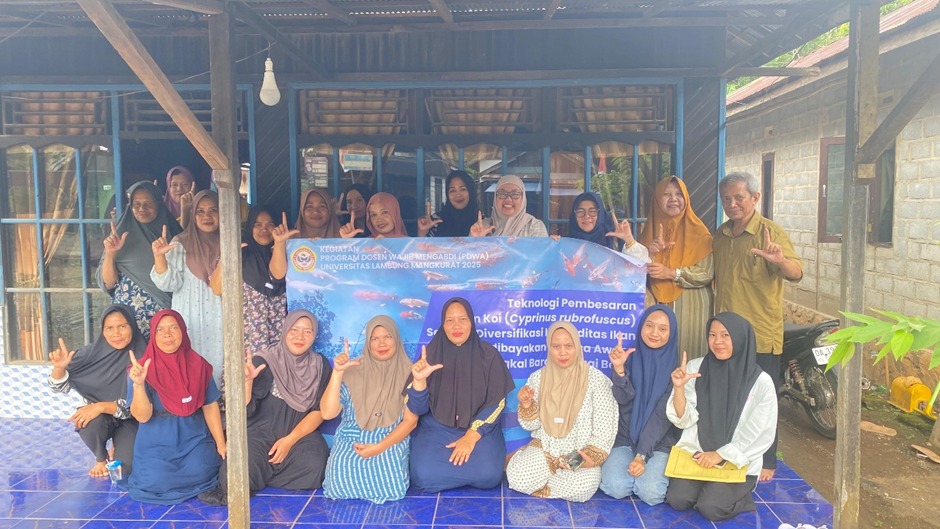 FOTO BARENG:Tim PDWA ULM bersama masyarakat Desa Awang Bangkal Barat, Sungai Besar, Kabupaten Banjar usai memberikan pengetahuan keterampilan ppembesaran Ikan Koi.