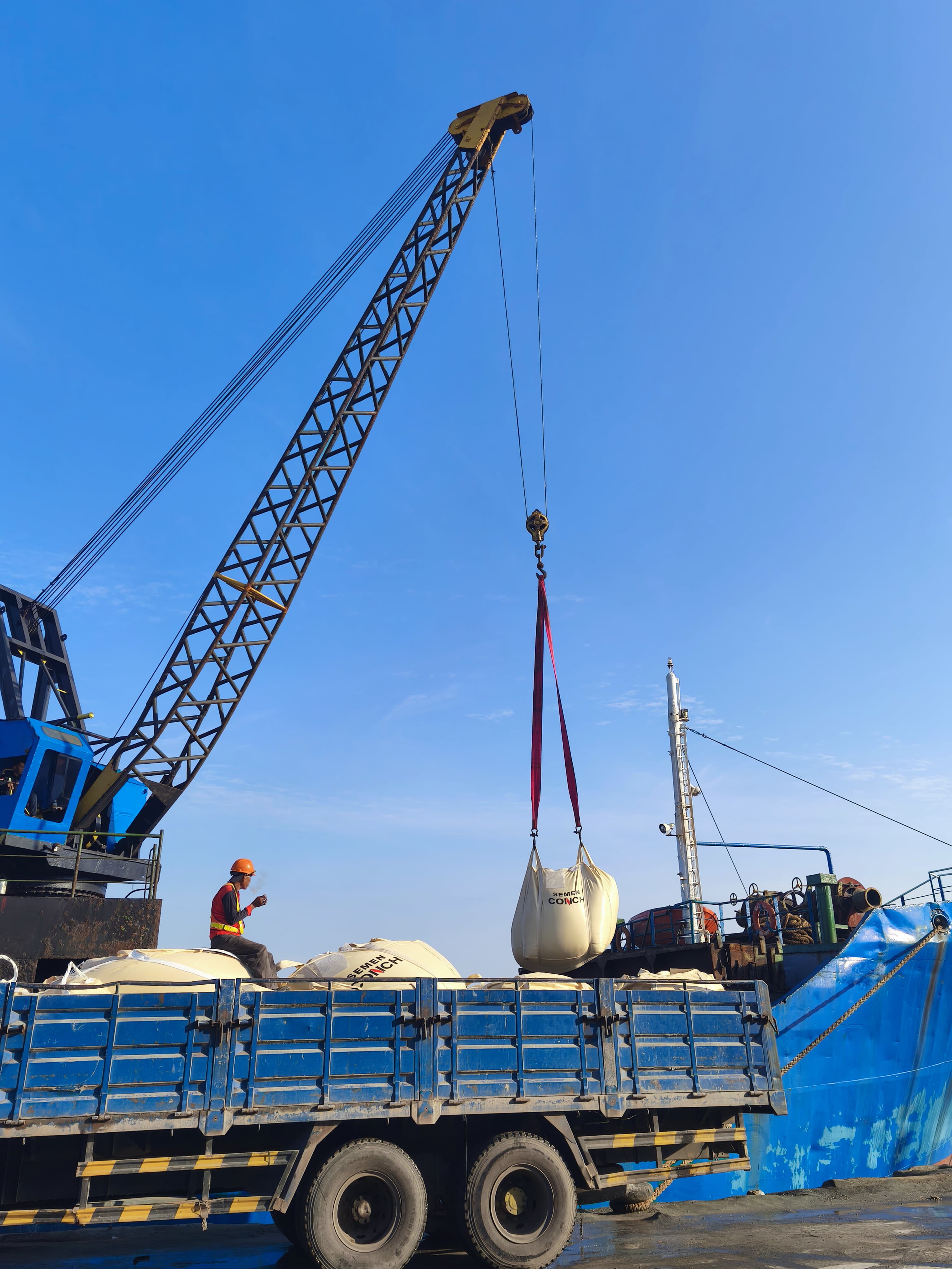 AKTIVITAS LOGISTIK:Produktivitas di Pelabuhan Trisakti Banjarmasin mengalami lonjakan.