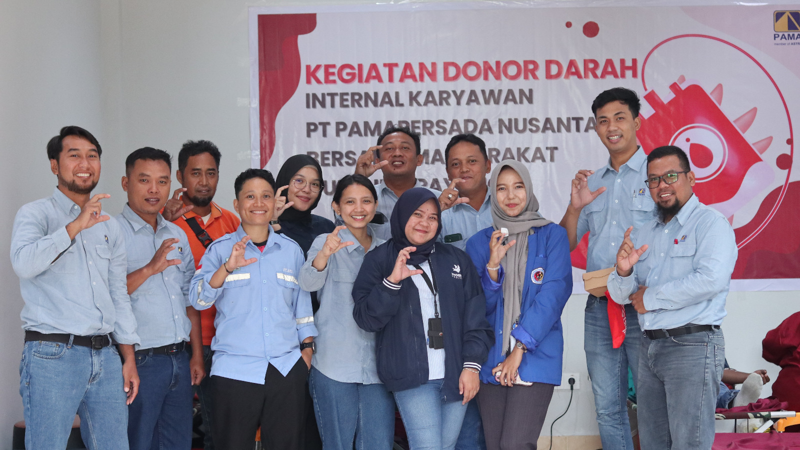 BERSAMA: Para karyawan PAMA BBSO berfoto bersama usai mengikuti kegiatan donor darah di Kantor PAMA BBSO, Kamis (28/8/2025).