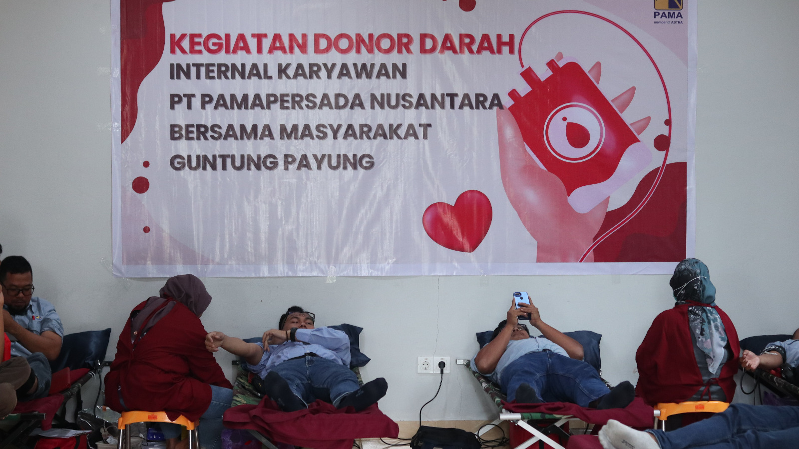 DONOR: Petugas PMI Kabupaten Banjar melakukan proses pengambilan darah peserta dalam kegiatan donor darah di PAMA BBSO.