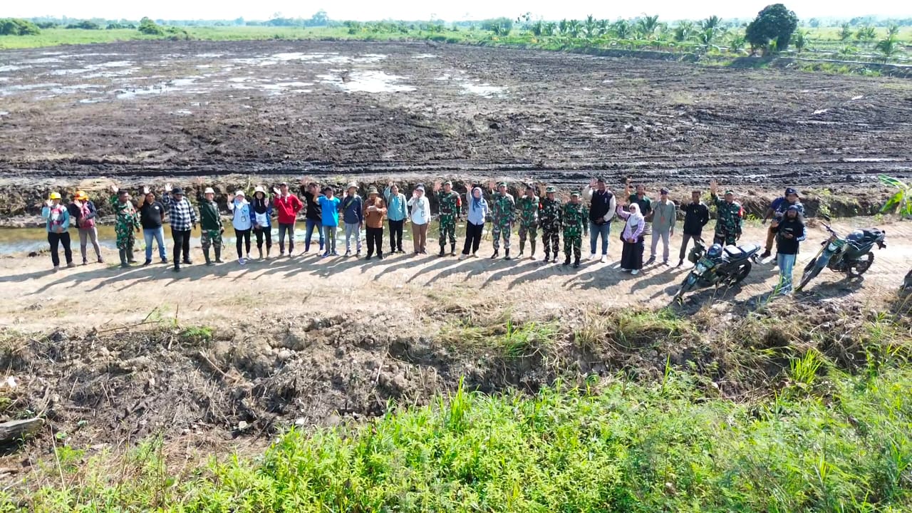 CETAK SAWAH: Tim Kementan meninjau lokasi cetak sawah rakyat di Desa Perumaham, Kecamatan Labuan Amas Utara.
