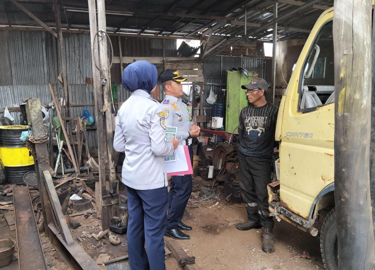 PEMERIKSAAAN: Dishub Banjarbaru melakukan pemeriksaan terhadap delapan bengkel karoseri yang beroperasi di Banjarbaru.