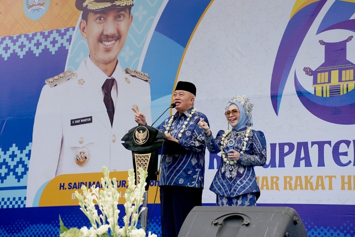 Gubernur Kalsel Muhidin memberikan sambutan pada puncak peringatan Hari Jadi ke-75 Kabupaten Banjar di Alun-Alun Ratu Zalecha, Martapura, Rabu (27/8).