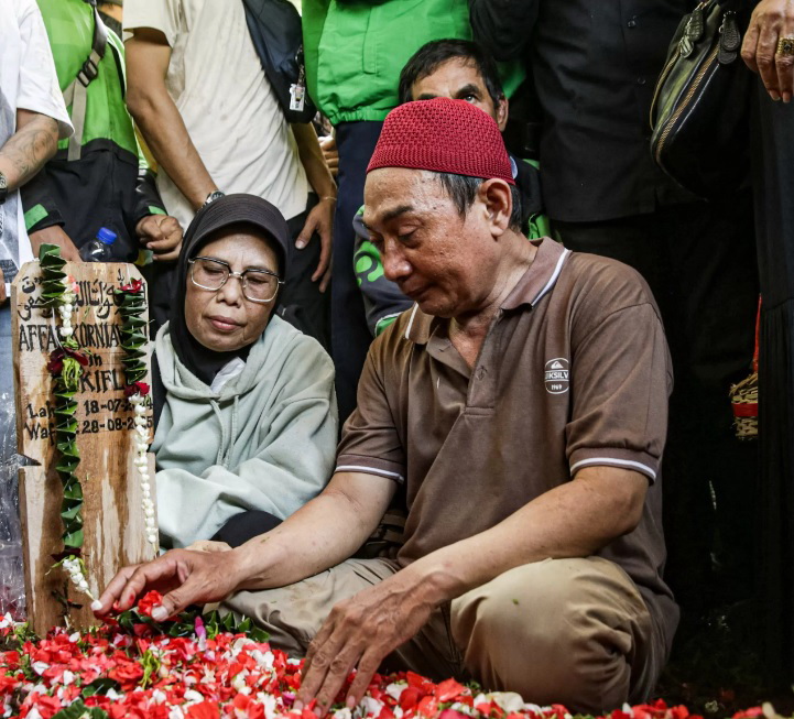 BERDUKA: Keluarga pengemudi ojek online Affan Kurniawan menaburkan bunga di TPU Karet Bivak di Jakarta, Jumat (29/8).