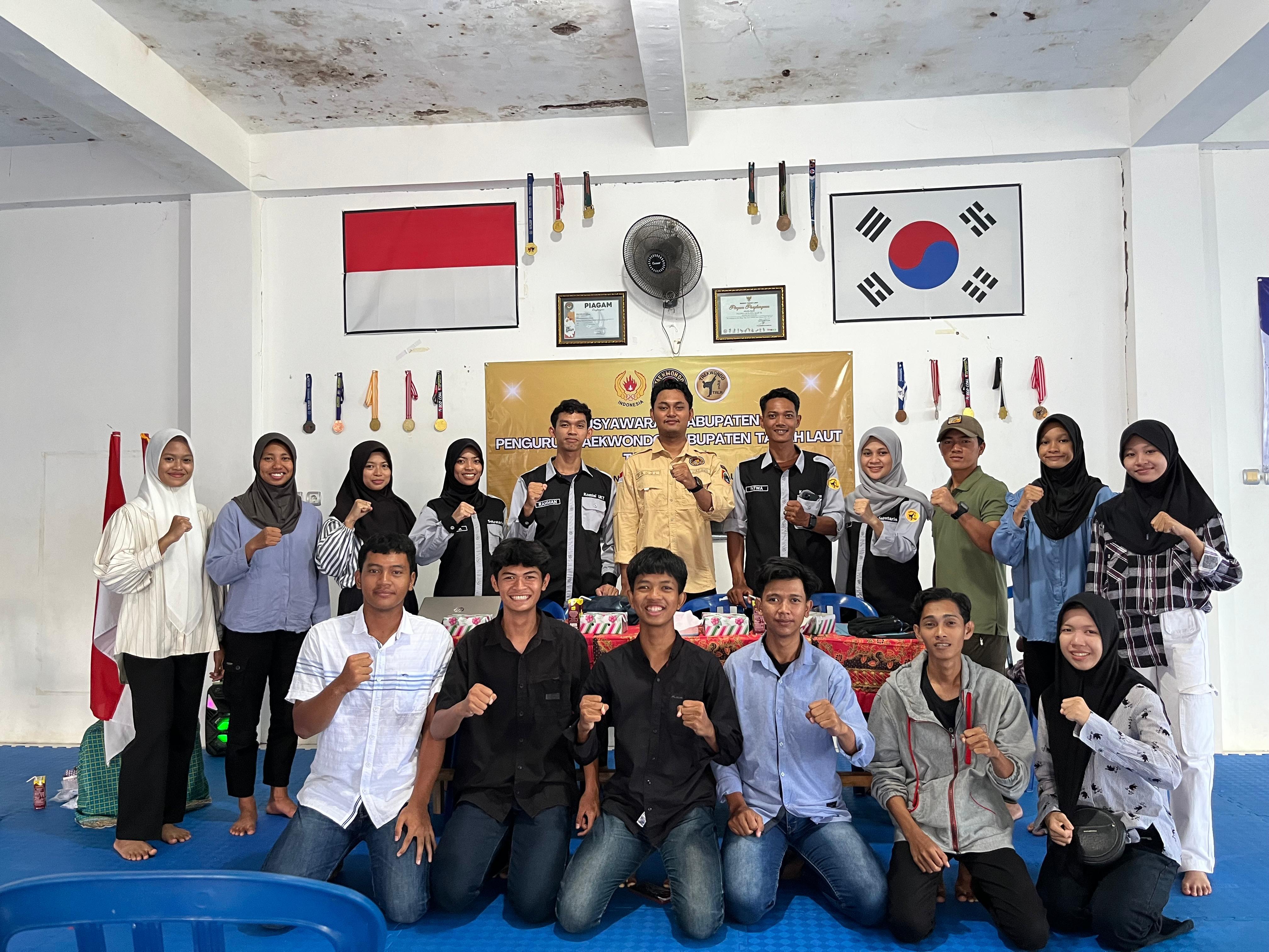 AKLAMASI:Ketua Taekwondo Kabupaten Tanah Laut (Tala) terpilih, Fatwa Aulia Alif Hanggara foto bersama usai Muskab TI Kabupaten Tala, Sabtu (30/8/2025).