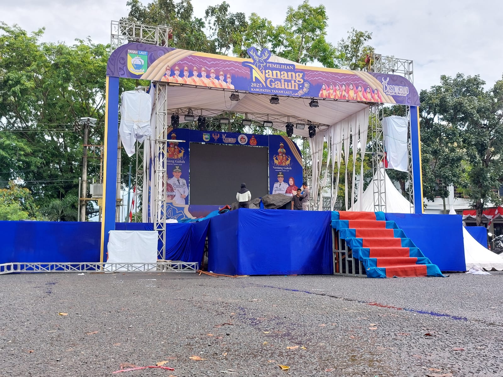 BAKAL MERIAH:Para pekerja sedang menghias panggung utama pemilihan Nanang Galuh (Naga) Kabupaten Tanah Laut 2025 di halaman Lapangan Pertasi Kencana, Sabtu (30/8/2025) malam.