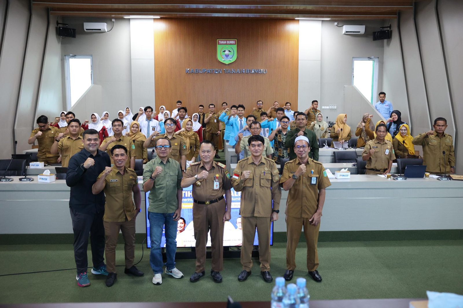 DIBUKA: Asisten Bidang Perekonomian dan Pembangunan, Eryanto Rais, membuka Aksi Pelatihan Jurnalistik di Batulicin.