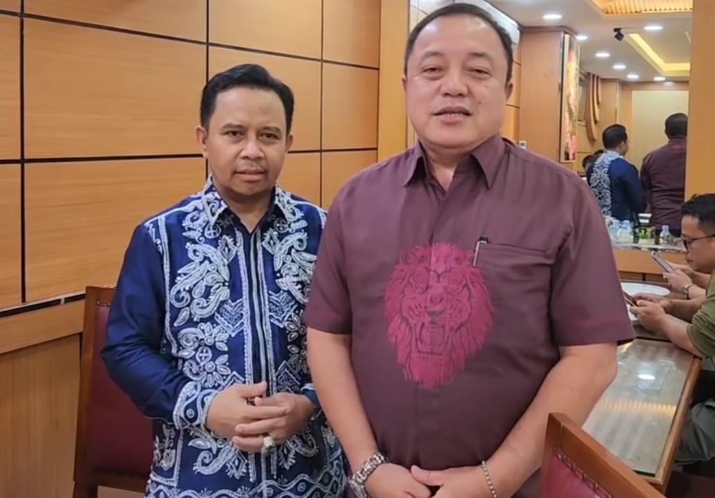 BERI KETERANGAN: Bupati Tapin H Yamani bersama anggota DPRD Kalsel Rosehan Noor Bahri menyampaikan terkait rencana perbaikan jalan arahan Datu Qabul.