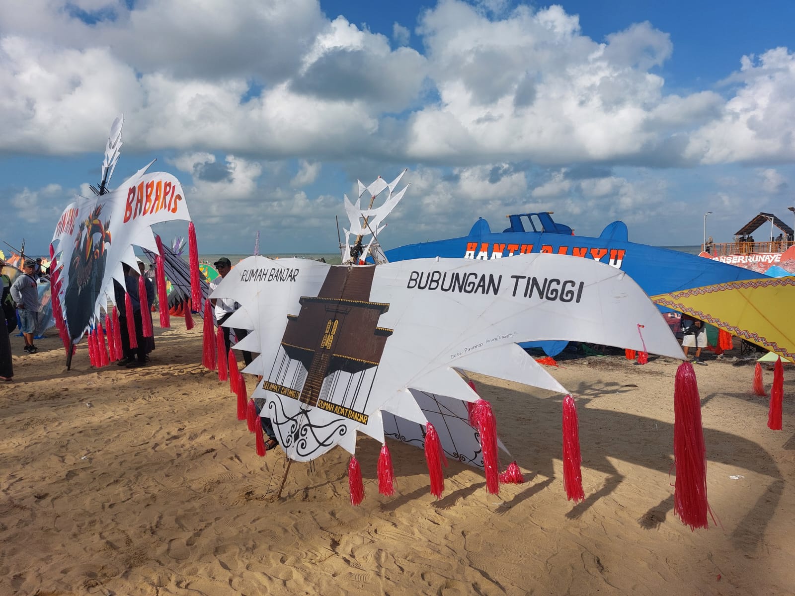 SIAP MENGUDARA : Inilah penampakan layang-layang dandang yang sudah berjejer di Pantai Batakan Baru (Foto : Norsalim Yahya/Radar Banjarmasin)