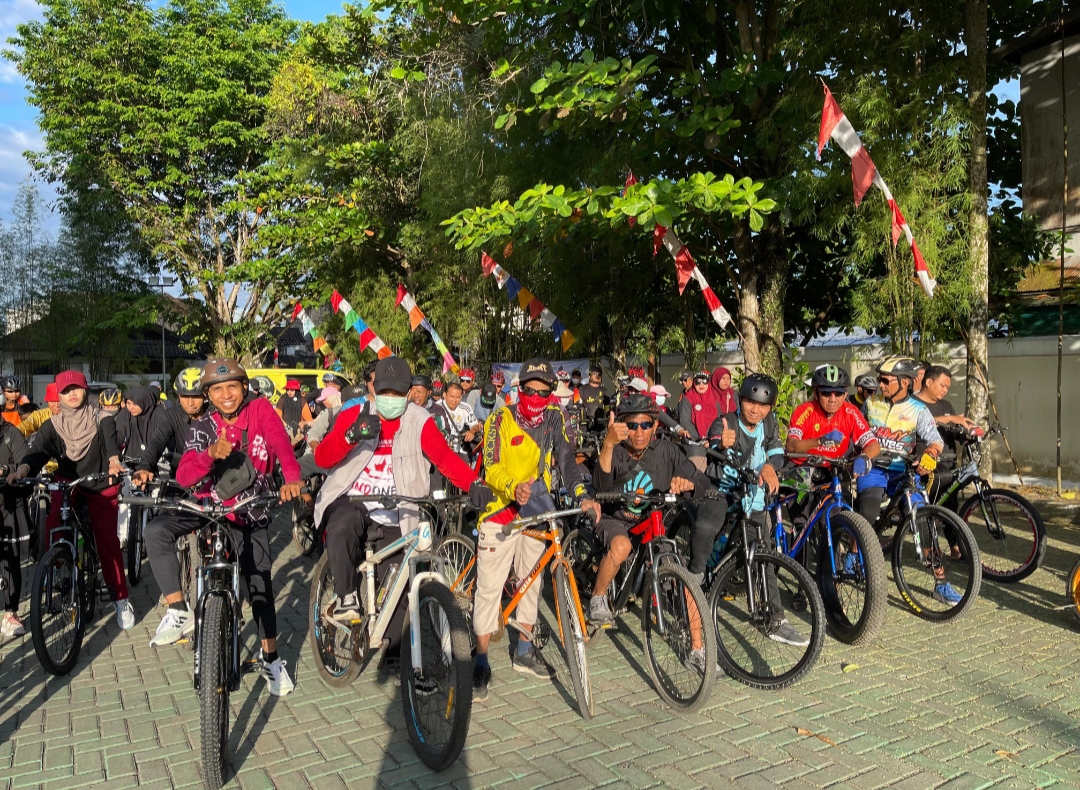 START: Peserta Gowes Milad ke-48 BKPRMI Kalsel memulai start dari halaman Kantor Dispora Kalsel, Sabtu (30/8/2025) pagi.