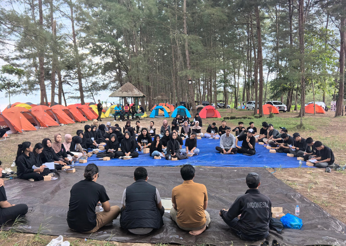 MENYIMAK: Peserta Kemah Jurnalistik saat menyimak pemaparan materi etika jurnalistik dari narasumber PWI Tanah Bumbu. (Foto: PWI Tanah Bumbu)