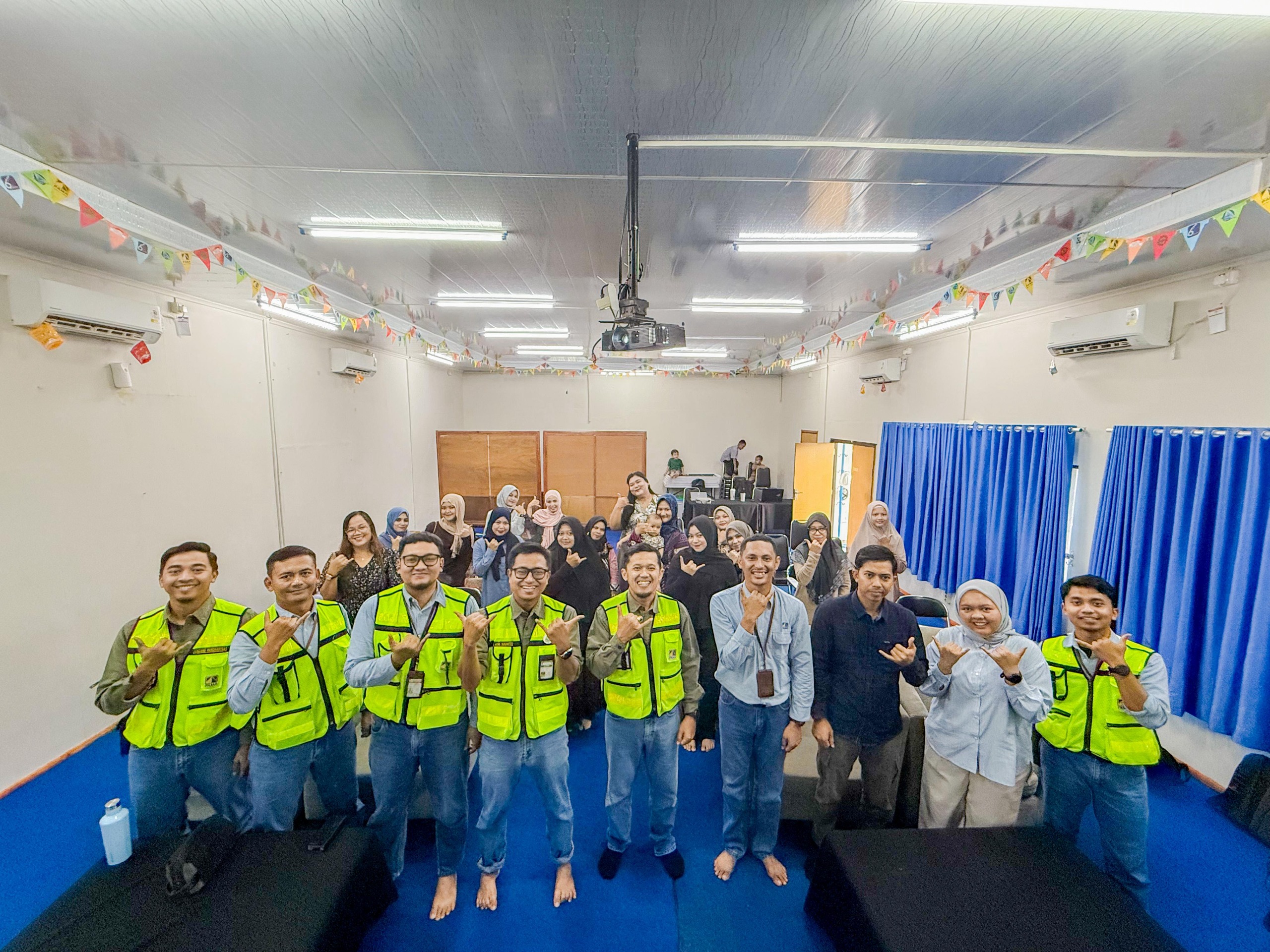 MOMEN: PAMA ARIA bersama narasumber dan pelaku UMKM Satui usai pelatihan hygiene dan legalitas usaha.