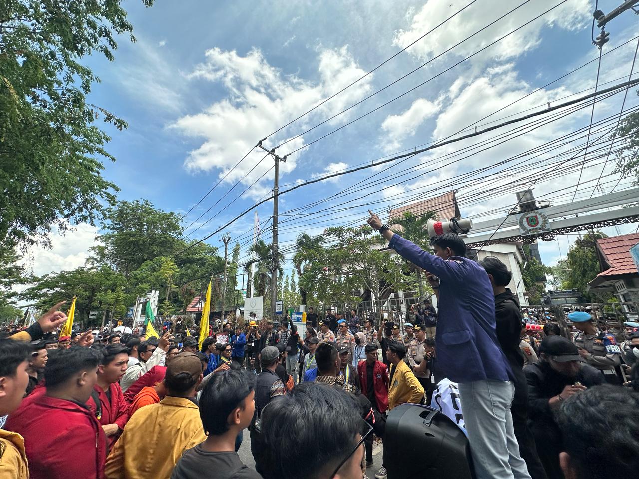 Massa menunggu Ketua DPRD Kalsel, Supian HK di depan Gedung DPRD Kalsel, Senin (1/9).