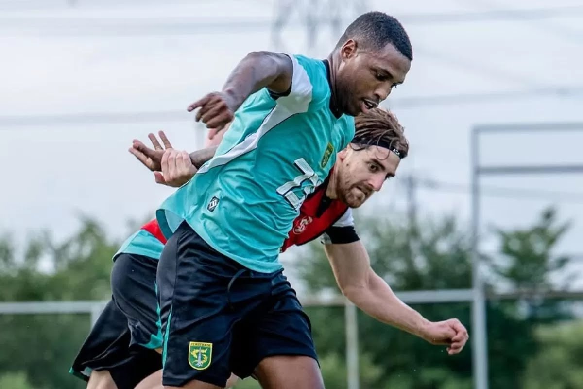 DITUNDA: Pemain Persebaya saat melakukan persiapan, namun laga tandang ke markas PSM Makassar resmi ditunda karena gelombang demo meluas.