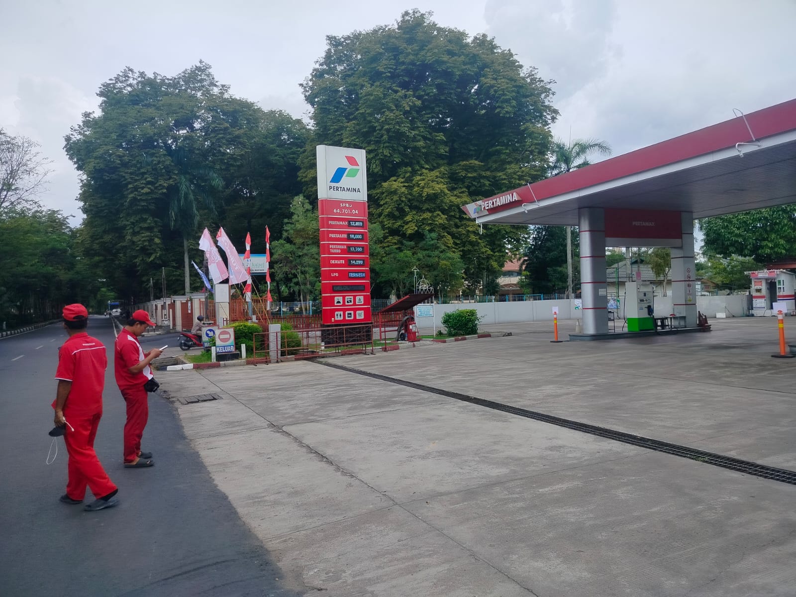 SPBU Sabilal Muhtadi yang biasanya dipenuhi antrean pengendara tampak sepi selama demo besar di Banjarmasin, Senin (1/9) siang.
