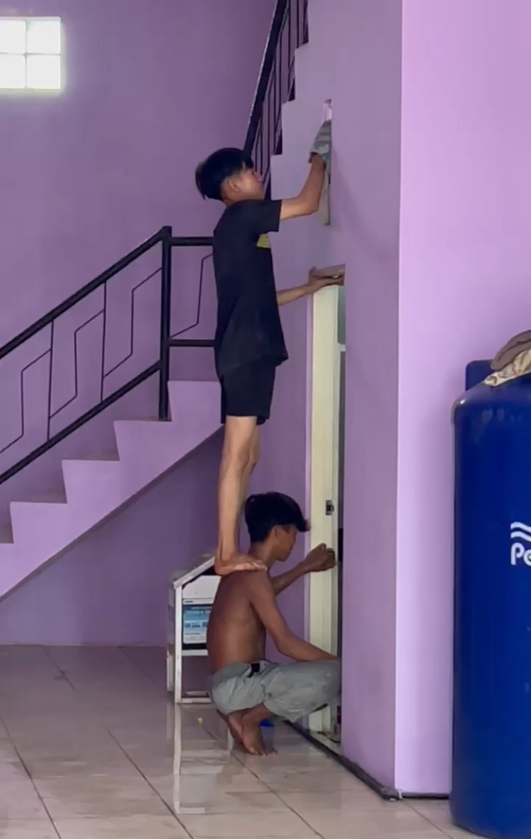 BERSIH-BERSIH: Suruhtimkami ketika membersihkan rumah klien.