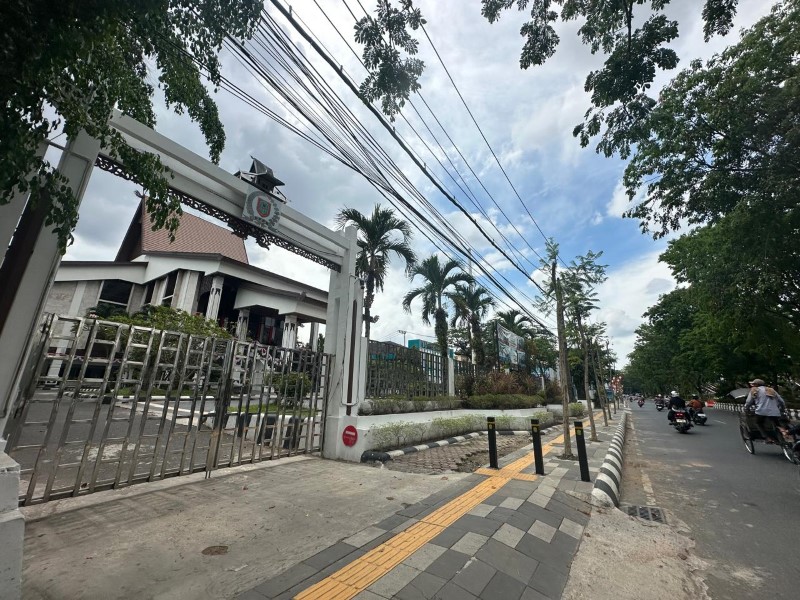 SASARAN MASSA: Gedung DPRD Kalimantan Selatan di Jalan Lambung Mangkurat. Pengendara diminta menghindari kawasan ini selama terjadi unjuk rasa, siang ini (1/9).