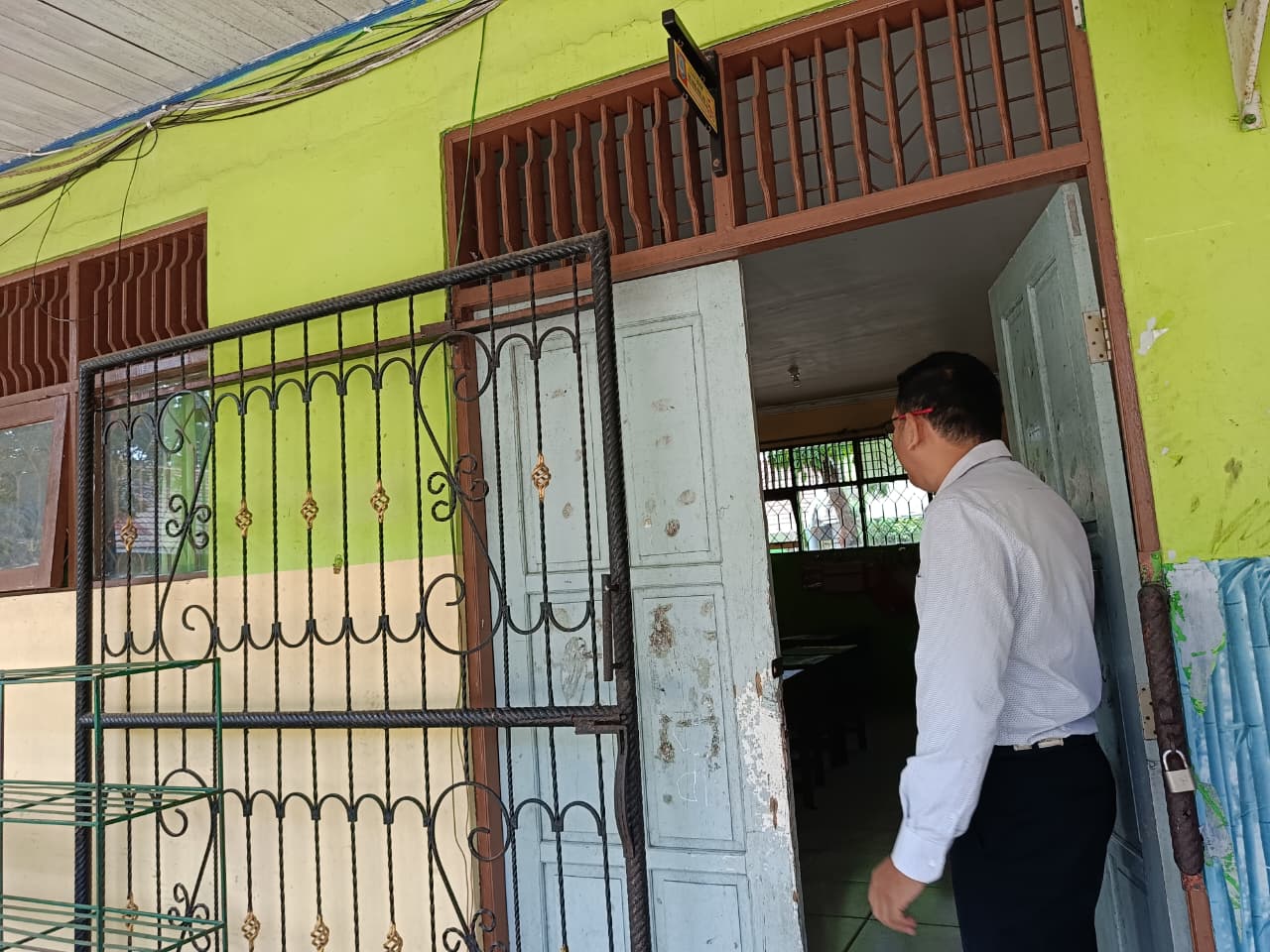 BELAJAR DARI RUMAH: pembelajaran di SDN 1 Guntung Manggis menerapkan pembelajaran jarak jauh sebab berdekatan dengan titik rawan aksi demonstrasi (Sheilla Farazela /Radar Banjarmasin)