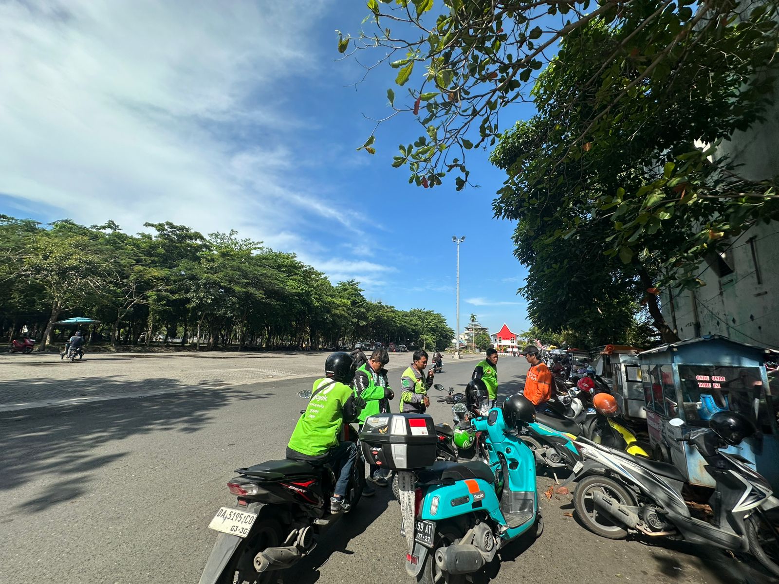 DRIVER ONLINE: Beberapa driver online mulai berkumpul di Taman Kamboja Banjarmasin. (Muhammad Oscar Fraby)