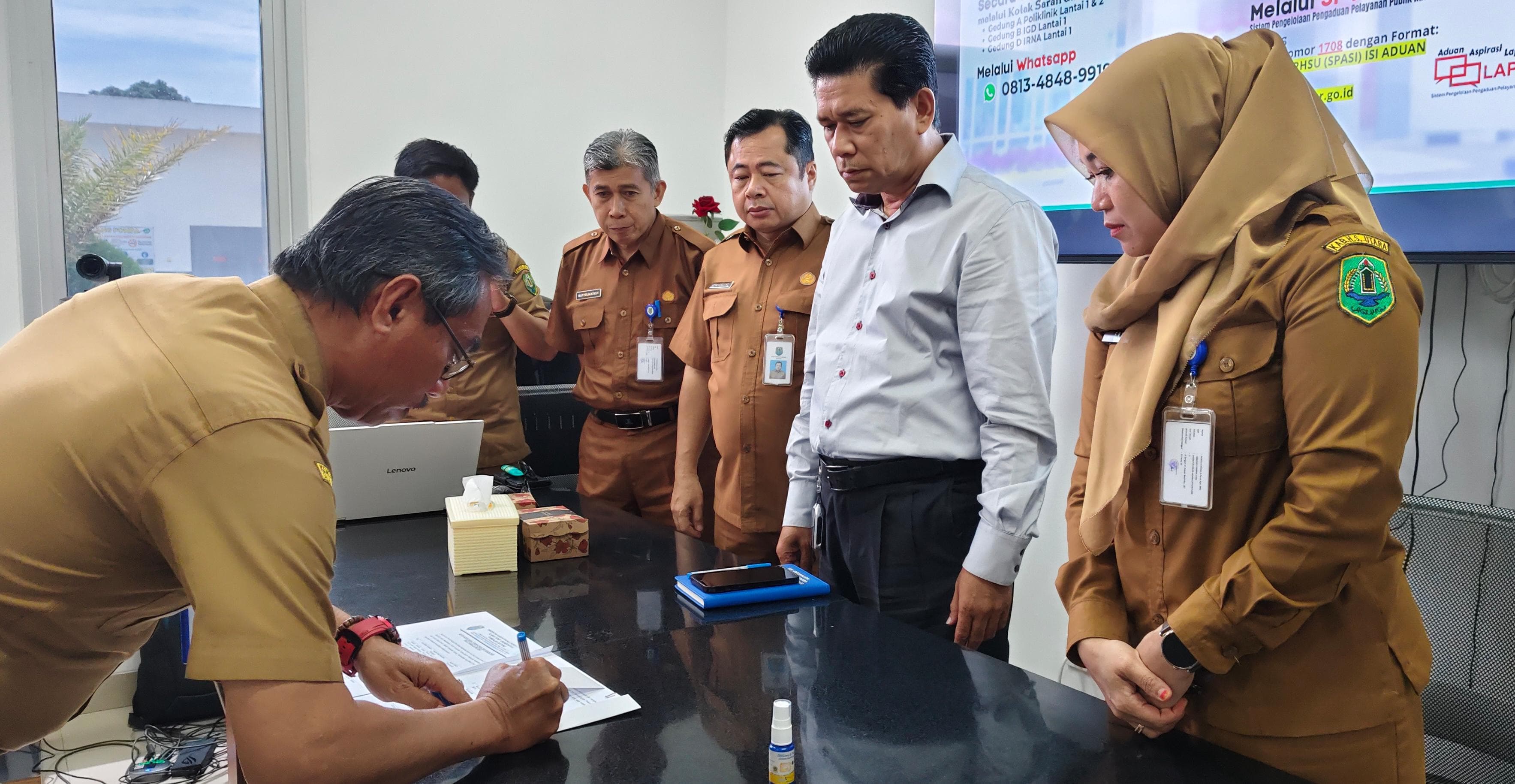 MOMEN:Penandatanganan komitmen bersama RSUD Pambalah Batung Amuntai dengan lintas sektoral di ruang rapat terbatas rumah sakit, Senin (1/9/2025).