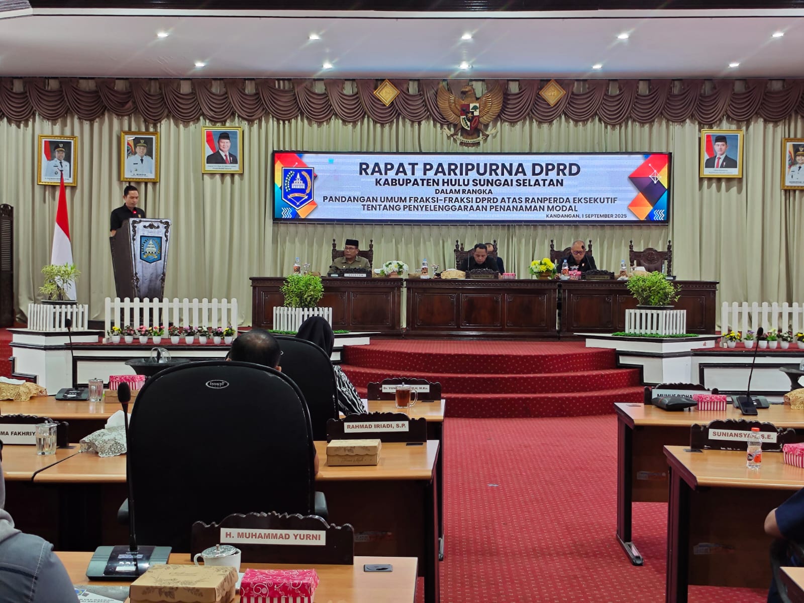 SAMPAIKAN:Fraksi di DPRD HSS menyampaikan pandangan umum fraksi tentang Raperda Penyelenggaraan Penanaman Modal.