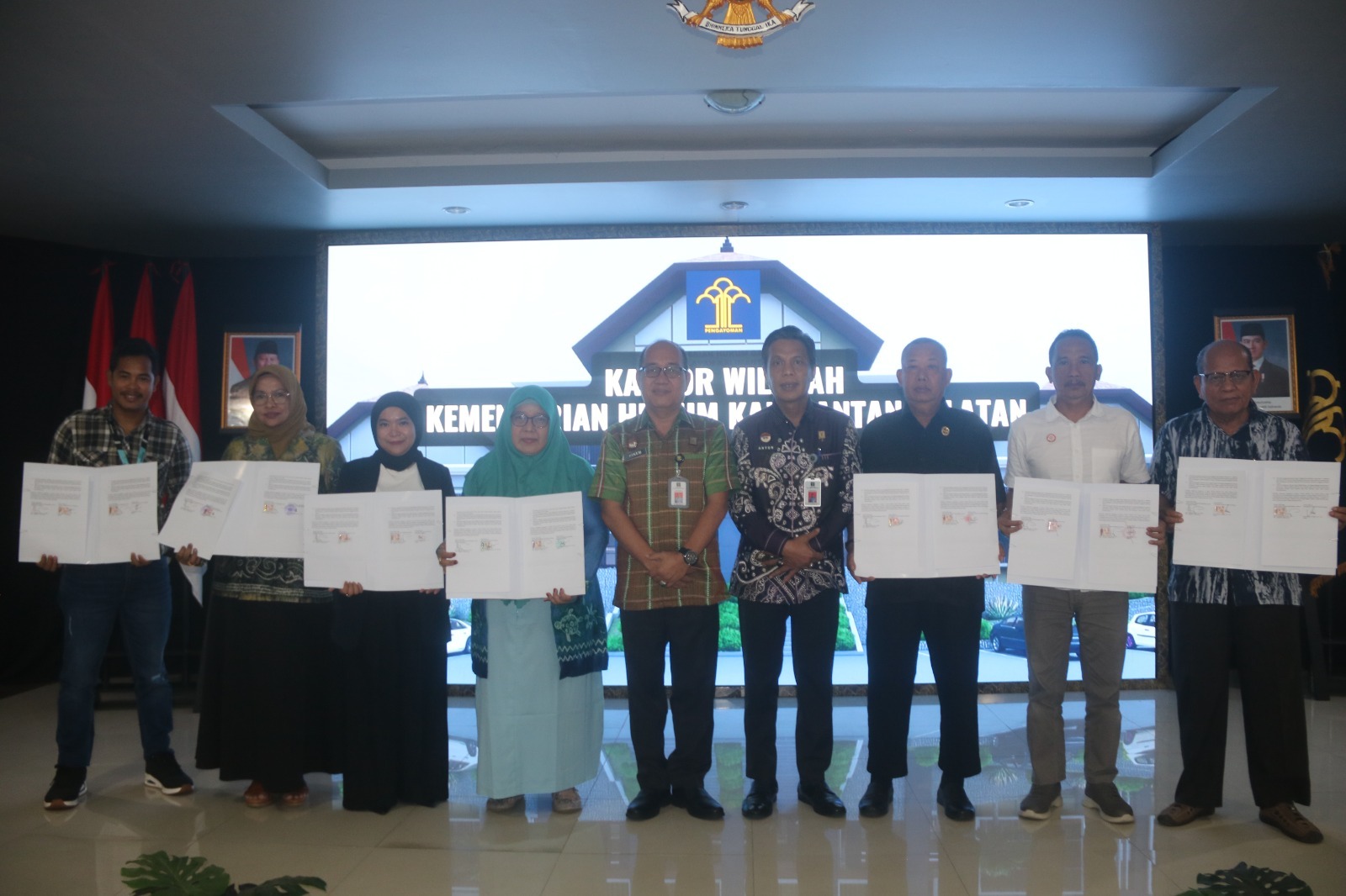 FOTO BERSAMA:Kanwil Kemenkum Kalsel menandatangani kontrak adendum dengan tujuh Lembaga Bantuan Hukum (LBH), Senin (1/9/2025).