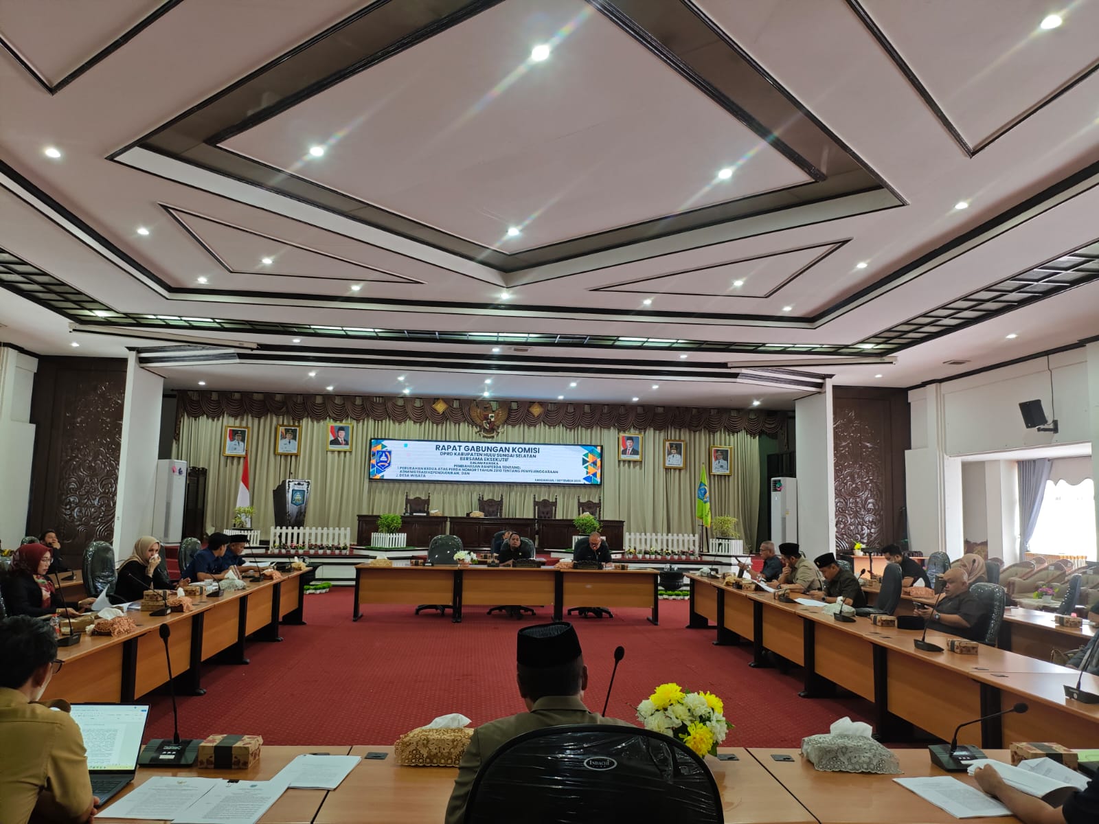 RAPAT:Wakil Ketua II dan I DPRD HSS Muhammad Kusasi dan Husnan memimpin rapat gabungan komisi membahas Raperda inisiatif desa wisata.