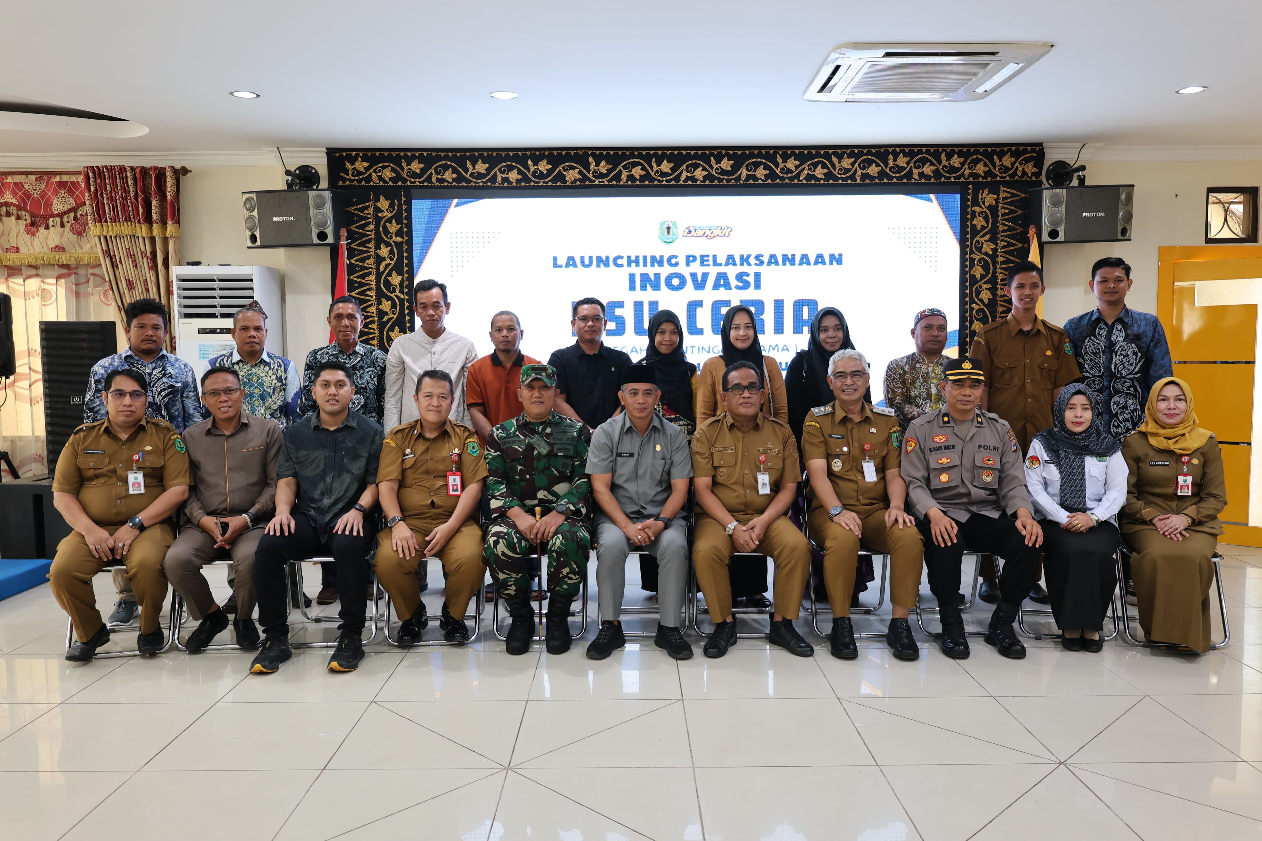 SINERGITAS:Bupati HSU, H Sahrujani (lima dari kanan)foto bersama jajaran dan forkopimda Kabupaten HSU usai lauching Inovasi HSU Ceria di Mess Negara Dipa, Senin (1/9/2025).