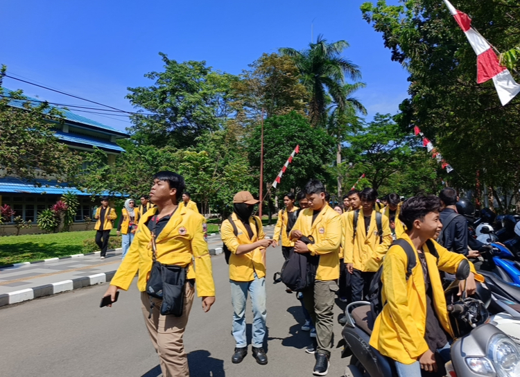 Ratusan mahasiswa dari Banjarbaru bergerak menuju lokasi demonstrasi di Banjarmasin.