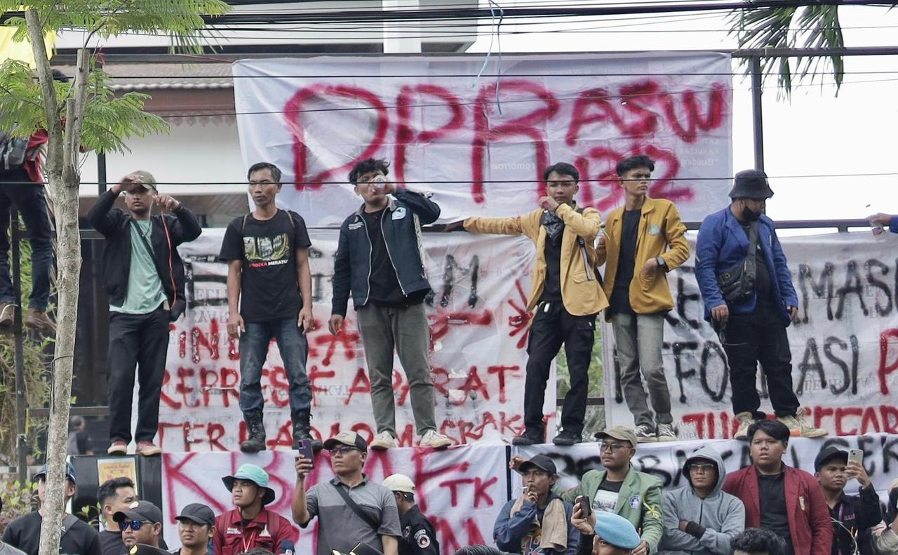 ASPIRASI: Massa aksi memasang spanduk di depan DPRD Kalsel, Senin (1/9/2025).