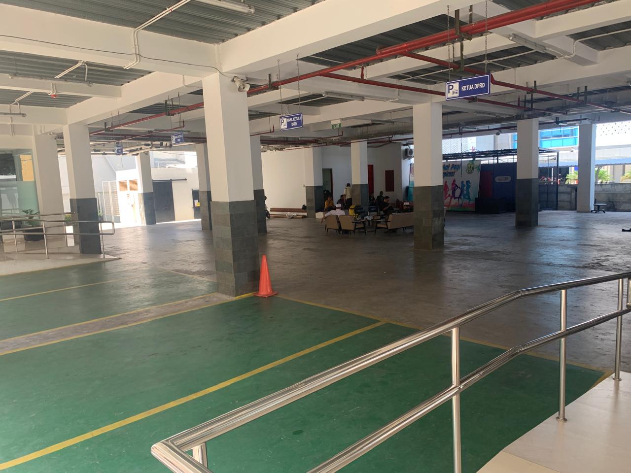 Parkiran kosong di halaman DPRD Banjarmasin. Bus operasional dewan sementara tidak diparkir di lokasi.