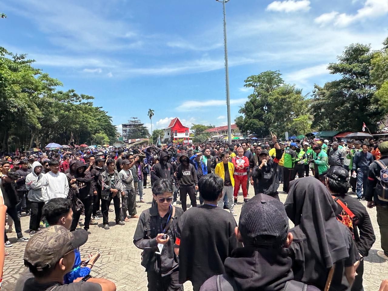 Massa aksi di Taman Kamboja bersiap menuju Gedung DPRD Kalsel untuk menyampaikan aspirasi.