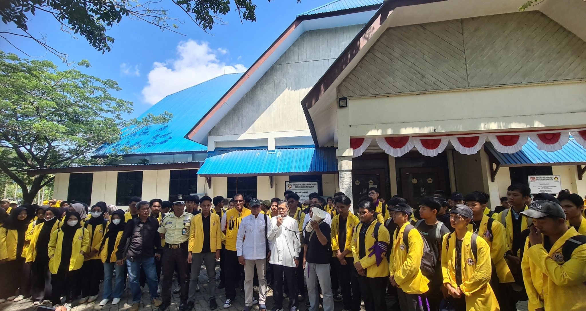 ARAHAN: Rektor ULM, Prof. Dr. Ahmad Alim Bachri, SE, M.Si., memberikan arahan kepada ribuan mahasiswa sebelum mengikuti aksi damai di Banjarmasin, Senin (1/9).