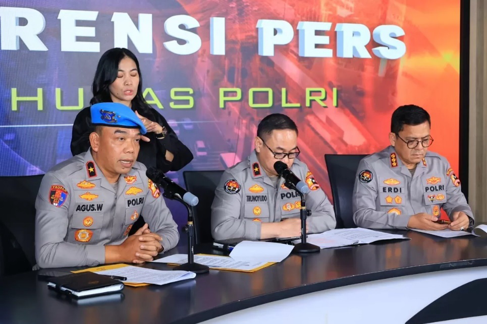 KONFERENSI PERS: Karowabprof Divisi Propam Polri Brigjen Pol Agus Wijayanto menyampaikan perkembangan proses etik terhadap 7 personel Brimob yang menabrak dan melindas driver ojol Affan Kurniawan.