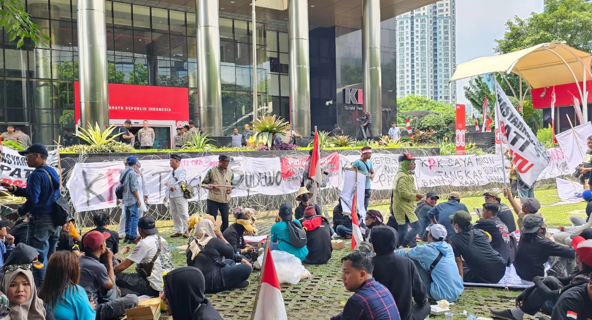 DATANGI KPK: Ratusan warga Pati menggelar aksi unjuk rasa di depan Gedung Merah Putih KPK, Jakarta, menuntut penetapan tersangka terhadap Sudewo.